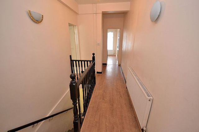  Image of 2 bedroom Flat for sale in Old Road Leighton Buzzard LU7 at Old Road  Linslade, LU7 2RB