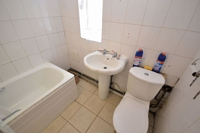  Image of 2 bedroom Flat for sale in Old Road Leighton Buzzard LU7 at Old Road  Linslade, LU7 2RB