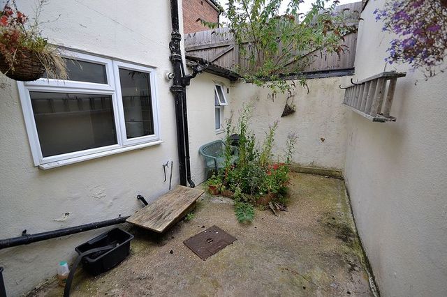  Image of 2 bedroom Flat for sale in Old Road Leighton Buzzard LU7 at Old Road  Linslade, LU7 2RB