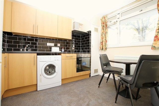  Image of 4 bedroom Flat to rent in Portelet Road London E1 at Portelet Road  London, E1 4EN