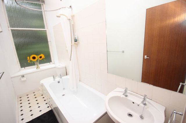  Image of 1 bedroom Flat for sale in Queen Mary Avenue Glasgow G42 at Queen Mary Avenue  Glasgow, G42 8DT