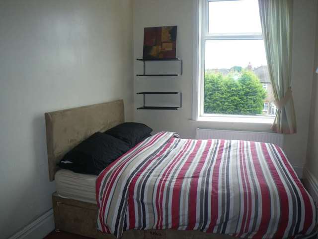  Image of 2 bedroom Apartment to rent in Queens Road Sale M33 at Queens Road  Sale, M33 6QA