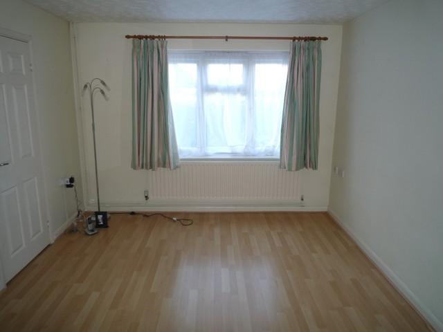  Image of 3 bedroom Semi-Detached house to rent in Sheep Fold Avenue Rustington Littlehampton BN16 at Rustington, BN16 3SQ