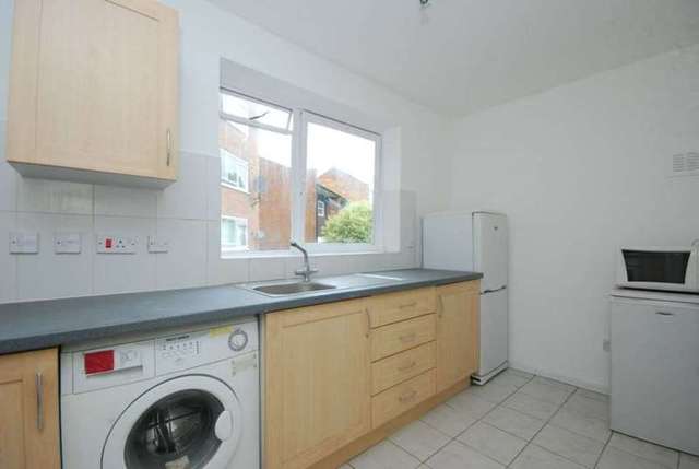  Image of 3 bedroom Flat to rent in Belsize Road London NW6 at Belsize Road South Hampstead London, NW6 4RY