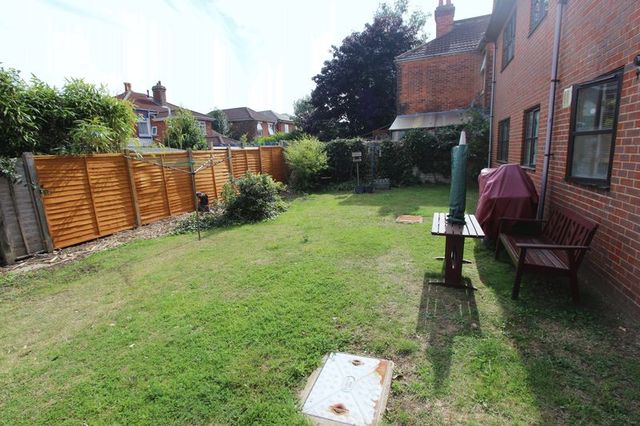  Image of 2 bedroom Flat for sale in Grove Road Shirley Southampton SO15 at Grove Road Shirley Southampton, SO15 3GG