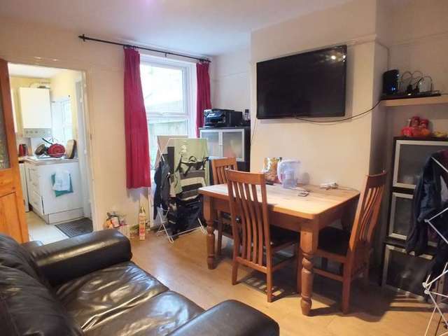  Image of 1 bedroom Detached house to rent in South View Avenue Caversham Reading RG4 at Caversham Reading Berkshire, RG4 5BB
