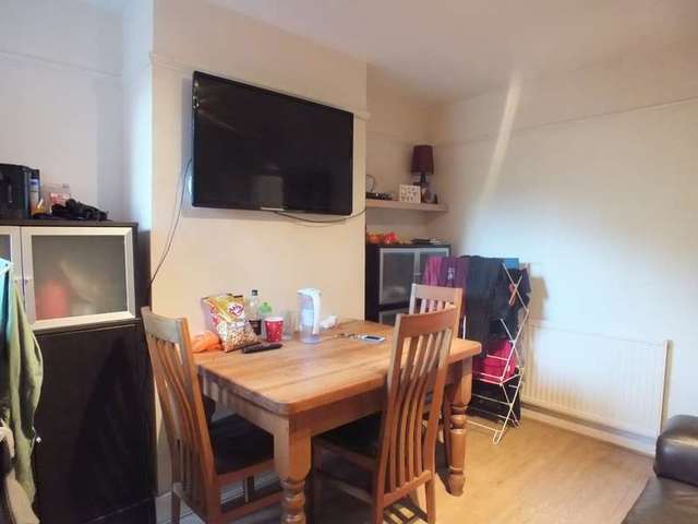  Image of 1 bedroom Detached house to rent in South View Avenue Caversham Reading RG4 at Caversham Reading Berkshire, RG4 5BB