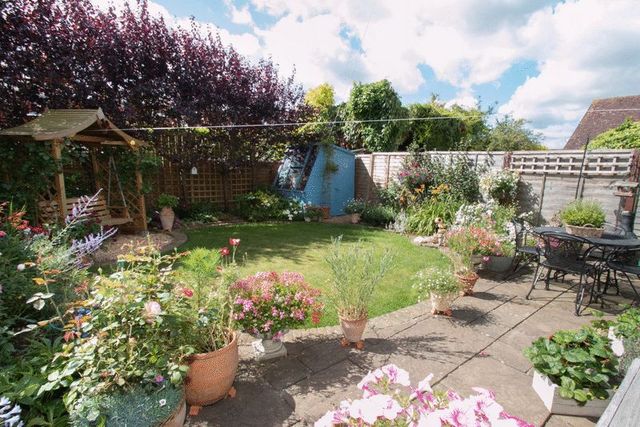  Image of 3 bedroom Detached house for sale in Springbank Chichester PO19 at Springbank  Chichester, PO19 6BX