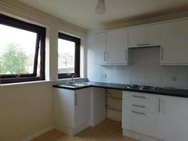  Image of 2 bedroom Flat for sale in Springfield Court Banksfield Avenue Yeadon Leeds LS19 at Leeds West Yorkshire Leeds, LS19 7XW