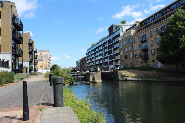  Image of 2 bedroom Flat to rent in Candle Street London E1 at Candle Street  London, E1 4RX