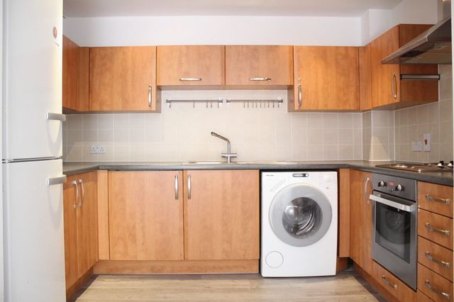  Image of 2 bedroom Flat to rent in Candle Street London E1 at Candle Street  London, E1 4RX