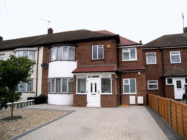  Image of 5 bedroom Detached house for sale in Stradbroke Grove Clayhall Ilford IG5 at Stradbroke Grove  Clayhall, IG5 0DW