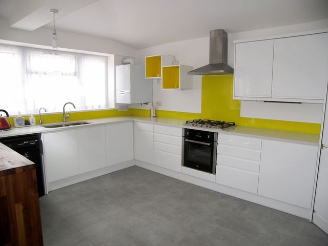  Image of 5 bedroom Detached house for sale in Stradbroke Grove Clayhall Ilford IG5 at Stradbroke Grove  Clayhall, IG5 0DW