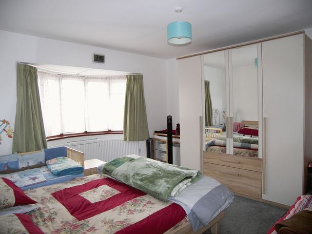  Image of 5 bedroom Detached house for sale in Stradbroke Grove Clayhall Ilford IG5 at Stradbroke Grove  Clayhall, IG5 0DW