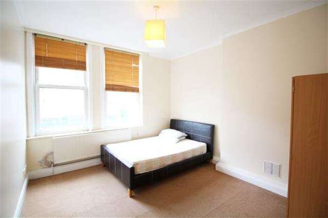  Image of 2 bedroom Flat to rent in Streatham High Road London SW16 at Streatham, SW16 1BB