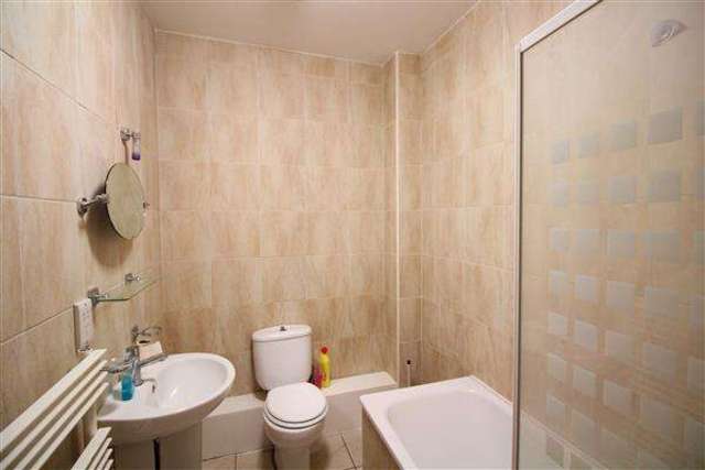  Image of 2 bedroom Flat to rent in Streatham High Road London SW16 at Streatham, SW16 1BB