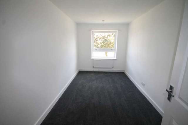  Image of 2 bedroom Flat to rent in Sun Court Erith DA8 at Sun Court  Erith, DA8 2DZ