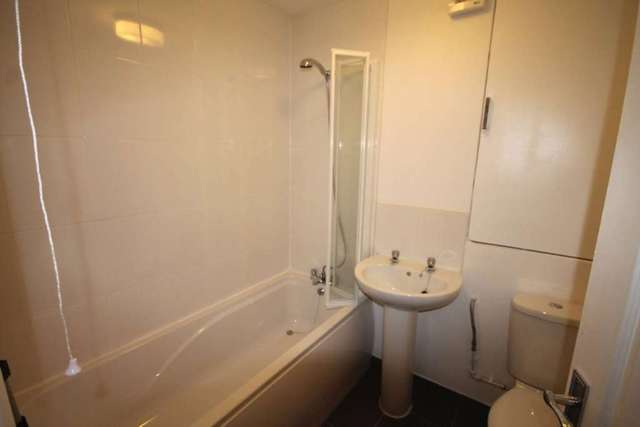  Image of 2 bedroom Flat to rent in Sun Court Erith DA8 at Sun Court  Erith, DA8 2DZ