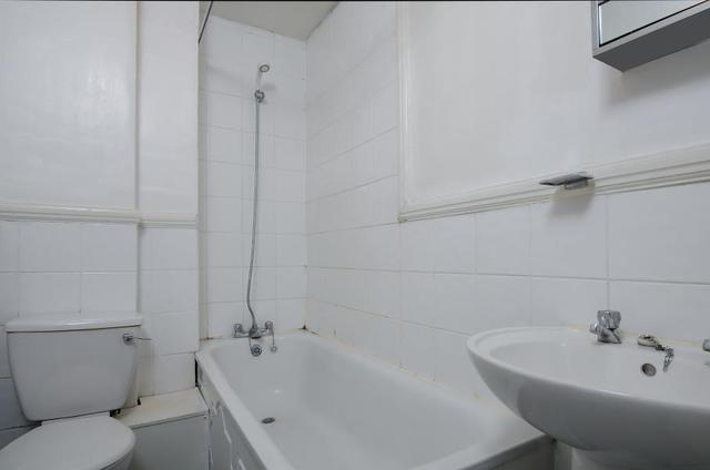  Image of 3 bedroom Flat to rent in Sussex Way London N7 at London, N7 6RR