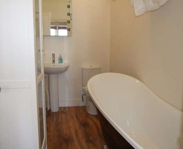  Image of 1 bedroom Flat to rent in Park Road Swanage BH19 at 56 Park Road  Swanage, BH19 2AE