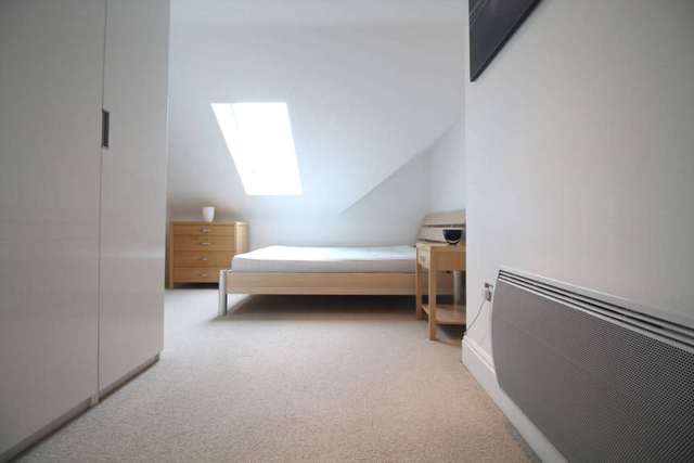  Image of 2 bedroom Apartment to rent in High Street Brentford TW8 at Tanyard House High Street Brentford, TW8 8LJ