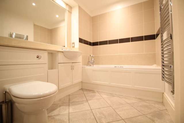  Image of 2 bedroom Apartment to rent in High Street Brentford TW8 at Tanyard House High Street Brentford, TW8 8LJ