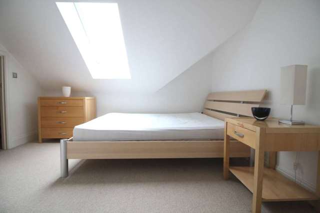  Image of 2 bedroom Apartment to rent in High Street Brentford TW8 at Tanyard House High Street Brentford, TW8 8LJ