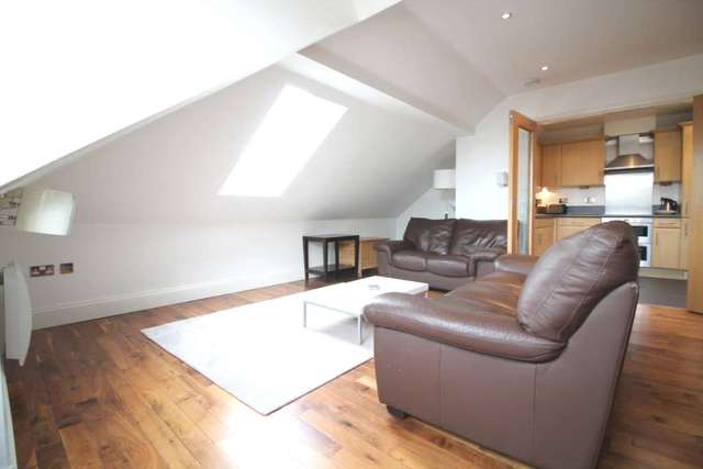  Image of 2 bedroom Apartment to rent in High Street Brentford TW8 at Tanyard House High Street Brentford, TW8 8LJ