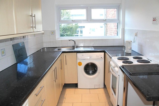  Image of 2 bedroom Flat to rent in Paddockhall Road Haywards Heath RH16 at Winnals Park  Haywards Heath, RH16 1EZ