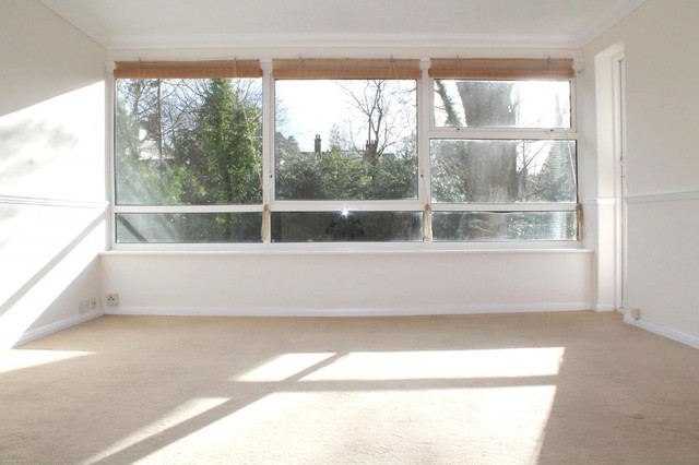  Image of 2 bedroom Flat to rent in Paddockhall Road Haywards Heath RH16 at Winnals Park  Haywards Heath, RH16 1EZ