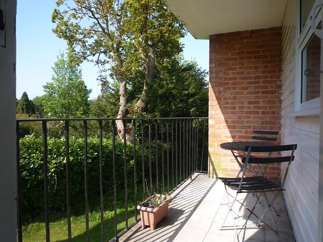  Image of 2 bedroom Flat to rent in Paddockhall Road Haywards Heath RH16 at Winnals Park  Haywards Heath, RH16 1EZ