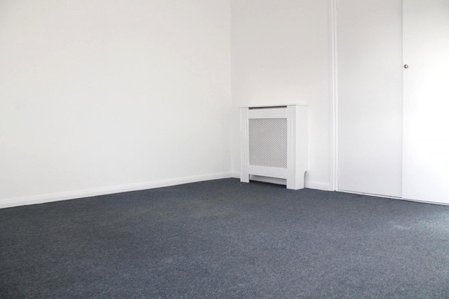  Image of 2 bedroom Flat to rent in Paddockhall Road Haywards Heath RH16 at Winnals Park  Haywards Heath, RH16 1EZ