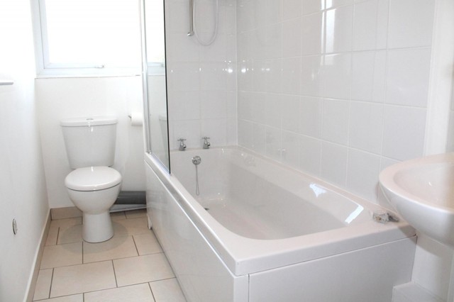  Image of 2 bedroom Flat to rent in Paddockhall Road Haywards Heath RH16 at Winnals Park  Haywards Heath, RH16 1EZ