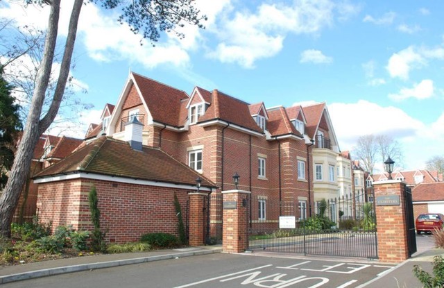  Image of 2 bedroom Flat to rent in London Road Burpham Guildford GU1 at 83 London Road  Burpham, GU1 1FY