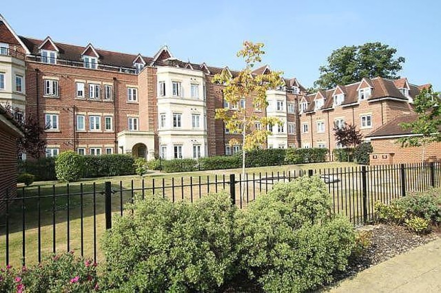  Image of 2 bedroom Flat to rent in London Road Burpham Guildford GU1 at 83 London Road  Burpham, GU1 1FY