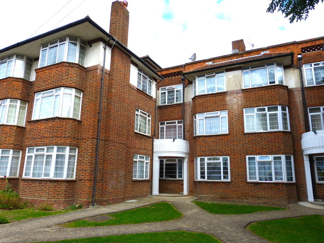  Image of 1 bedroom Flat to rent in The Crest London NW4 at London, NW4 2HL