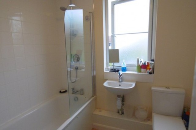  Image of 2 bedroom Apartment to rent in Third Avenue London E12 at Third Avenue  Newham, E12 6DS