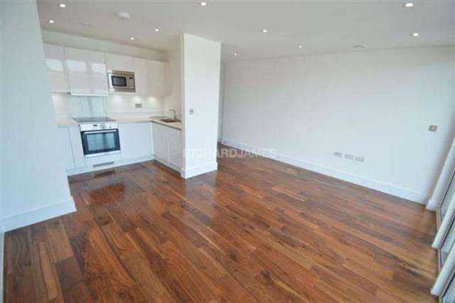  Image of 2 bedroom Apartment to rent in Flower Lane London NW7 at Mill Hill, NW7 2JA