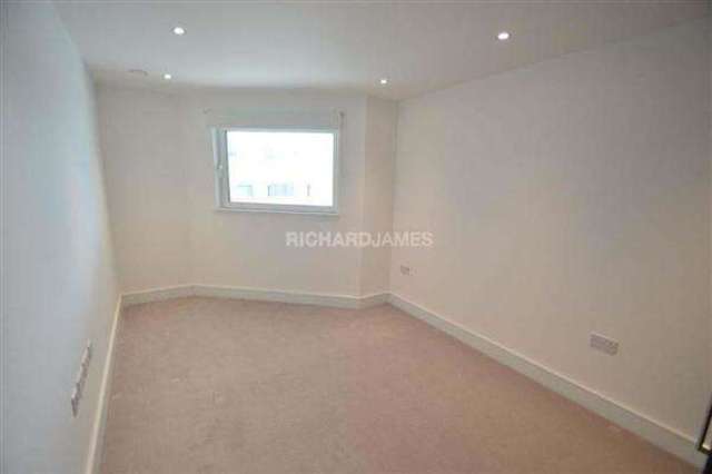  Image of 2 bedroom Apartment to rent in Flower Lane London NW7 at Mill Hill, NW7 2JA