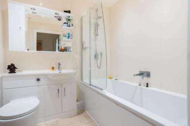  Image of 1 bedroom Flat for sale in Dalmeny Avenue London N7 at 127 Dalmeny Avenue London Holloway, N7 0JJ