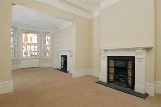  Image of 5 bedroom Property to rent in Trefoil Road London SW18 at London, SW18 2EG