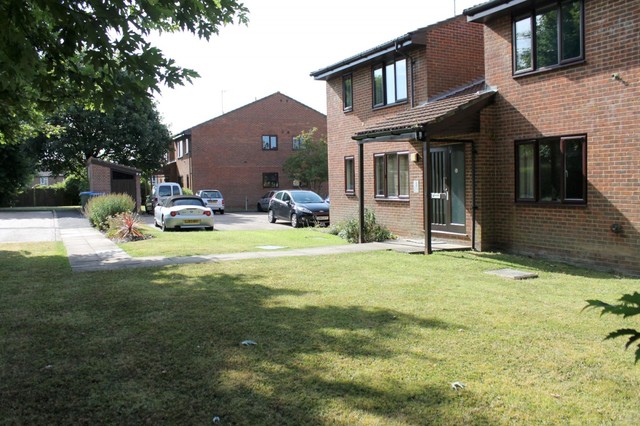  Image of Studio flat to rent in Trenear Close Horsham RH13 at Horsham, RH13 5UP