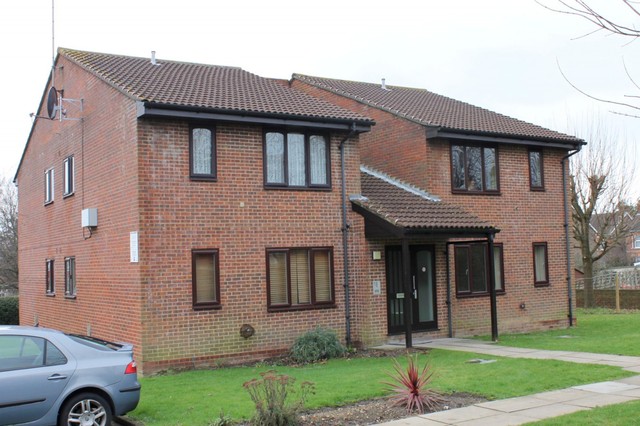  Image of Studio flat to rent in Trenear Close Horsham RH13 at Horsham, RH13 5UP