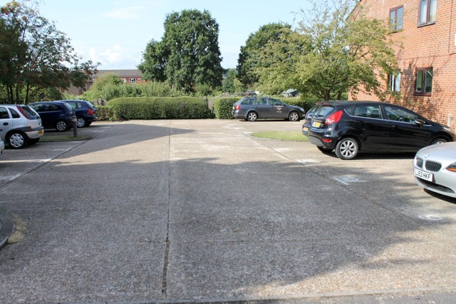  Image of Studio flat to rent in Trenear Close Horsham RH13 at Horsham, RH13 5UP