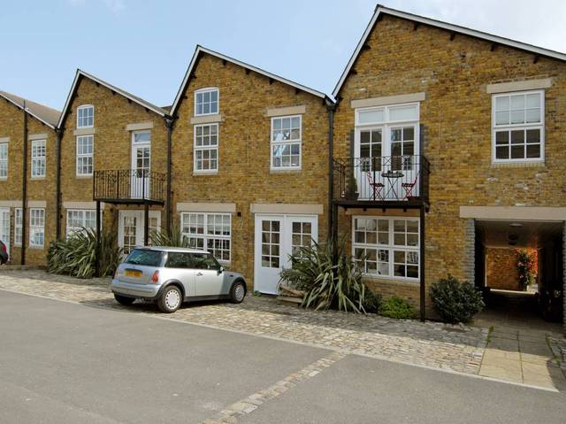  Image of 1 bedroom Ground Flat to rent in Welmar Mews London SW4 at Welmar Mews  London, SW4 7DD