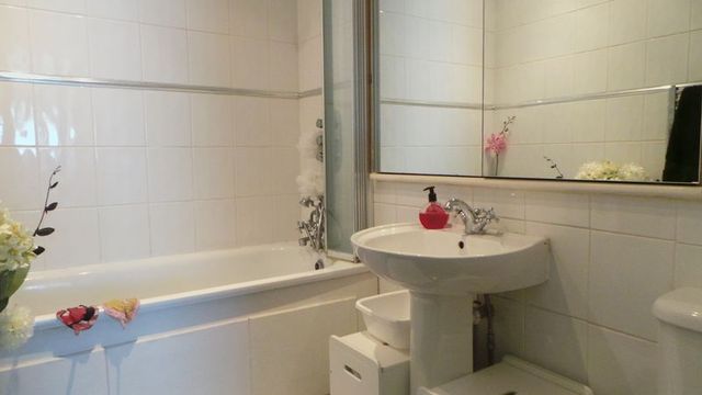  Image of 2 bedroom Property for sale in Westerham Avenue London N9 at Westerham Avenue  Edmonton, N9 9BT