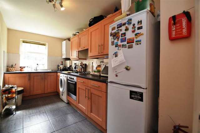  Image of 3 bedroom Apartment to rent in Leithcote Path London SW16 at Streatham, SW16 2QG