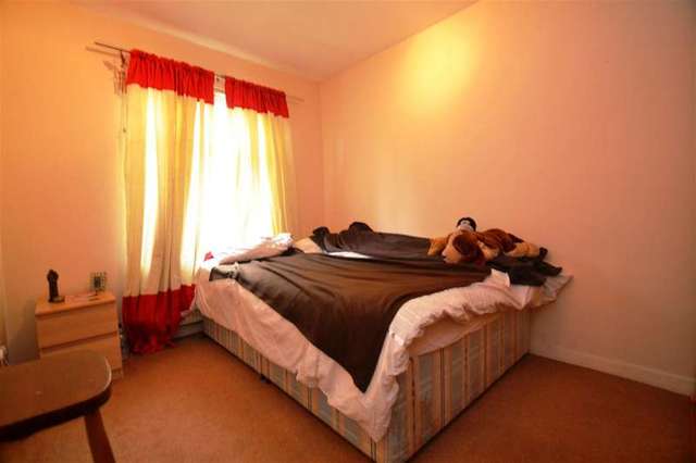  Image of 3 bedroom Apartment to rent in Leithcote Path London SW16 at Streatham, SW16 2QG