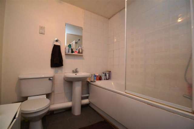  Image of 3 bedroom Apartment to rent in Leithcote Path London SW16 at Streatham, SW16 2QG