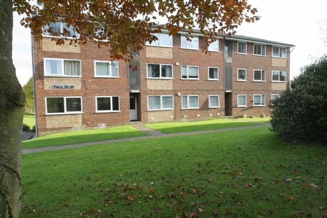  Image of 2 bedroom Flat to rent in Windsor Drive High Wycombe HP13 at Windsor Drive  High Wycombe, HP13 6BJ